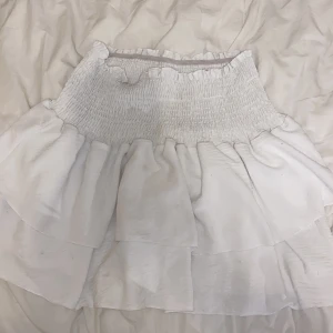 Klädpaket - innehåller 2 bikinis med kjol, 1 linne, 1 par cykelbykor och en kjol, allt tillsammans säljs för 200 kr eller 40 kr styck