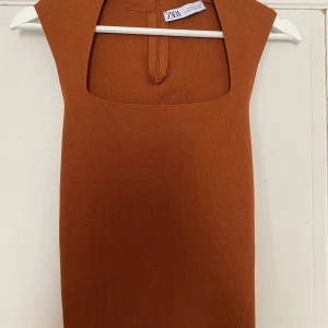 Choker topp Zara - Choker topp från zara, mycket sparsamt använd. Skriv för frågor💞 Nypris: 379kr