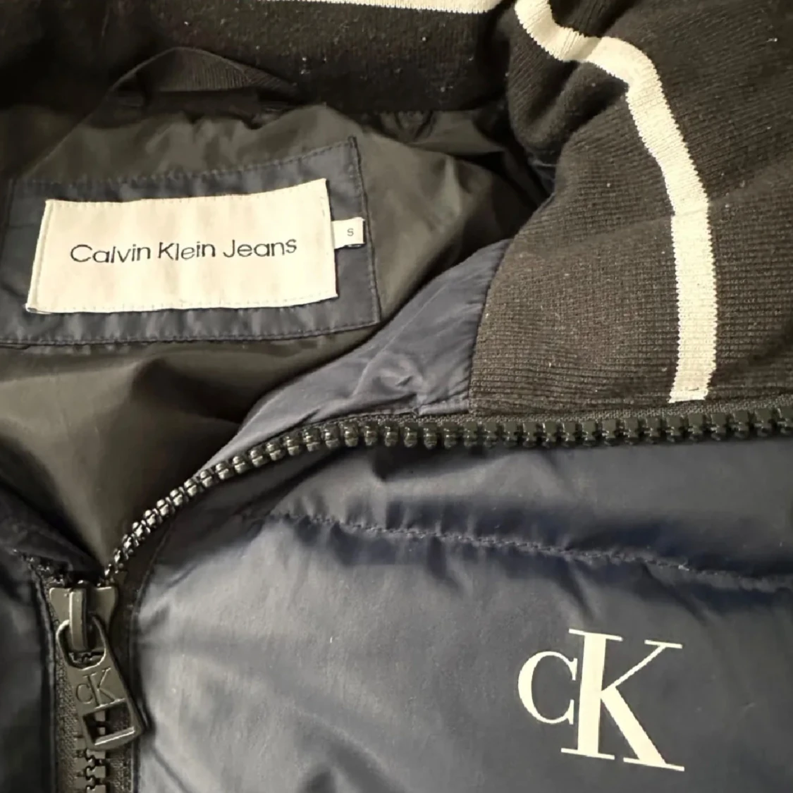 Mörkblå pufferjacka från Calvin Klein Jeans - 90