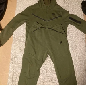 Nike tech fleece - Säljer min gröna tech fleece pga att den är för liten. Den är junior storlek men motsvarar xs. Skriv för fler bilder. Pris kan diskuteras. Nypris 2000kr
