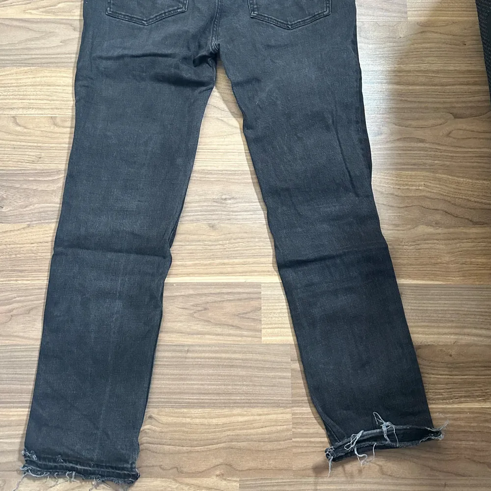 Svarta jeans från Jeanerica i storlek 34/32. Fint skick med lite slitningar nedtill (en del av modellen, se sista bild)  Nypris: runt 2000 sek. Jeans & Byxor.