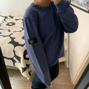 Stone Island Junior sweatshirt - Så snygg blå/lila sweatshirt från Stone Island. Den är i Junior så i storlek 170/14years men den passar perfekt som en S! Nypris: 1600kr. 💜💙💜💙💜💙