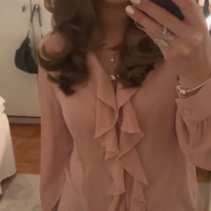 rosa volang-blus  - Älskar denna blus, men kommer inte till användning! 