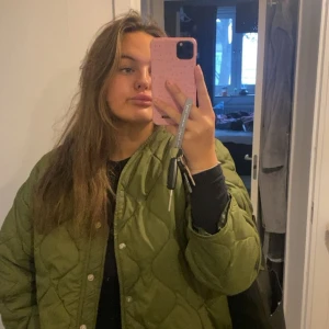 Bomber/kviltad jacka  - Jättesnygg grön/ kakifärgad jacka perfekt till hösten. Tunn men ändå varm.   Funkar till allt, köpt från Asos Använd några gånger men är i fint skick.  Lite oversize i storleken