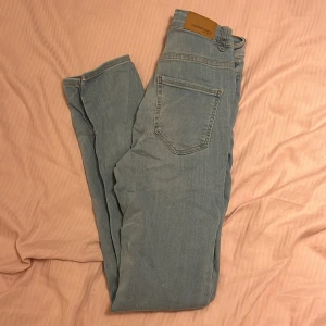Jeans  - Ljusblå jeans från ginatricot 