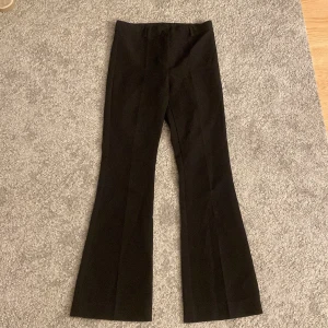 kostymbyxor  - Säljer mina kostymbyxor från kidsbrandstore, beställde de i fel storlek🖤 