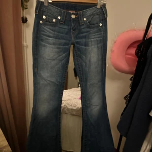 True religion jeans - Hej! Säljer då dom inte passar längre!  Innerbenslängden: 78  Midjemåttet tvärsöver: 36 Lowrise och bootcut 🥰
