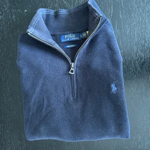 Ralph lauren zip - Skön Ralph lauren half zip som är köpt från Hanson i Åre. Hör av dig för fler funderingar! 