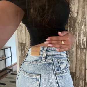 Ljusblåa jeans  - Straight ljusblåa jeans från Monki i strl 26 Passar s 