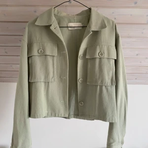 Grön jacka  - Grön jacka från Nelly. 