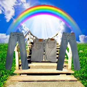 Levis 501 - Säljer dessa feta 2 par Levis 501 jeans då dom inte kommer till användning dom är i bra skick förutom att ett par har ett litet hål vid höger knä