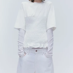 Slutsåld tshirt från H&M - Jättefin smockad tshirt, använd fåtal gånger💞helt slutsåld! 