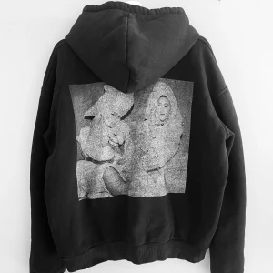 Alice & Bianca Hoodie - Alice & Biancas merch från deras podcast. Hoodien är i storlek XS men modellen är oversized. Endast använd ett fåtal ggr, i nyskick💞