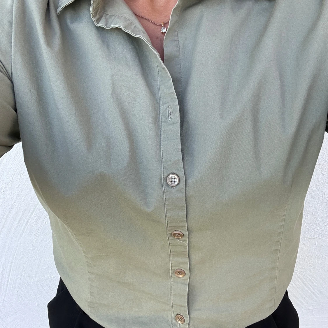 Olivgrön skjorta med knappar - 92