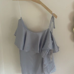 Topp Gina tricot - Asymmetrisk top från Gina tricot, prislapp kvar