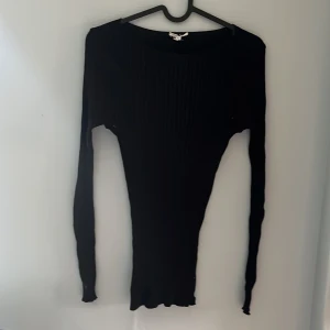 Svart ribbad intimisimi topp - En ribbad svart intimisimi tröja som är använd få gånger då jag fick fel tröja och storlek. Är i fint skick utan hål eller skador.