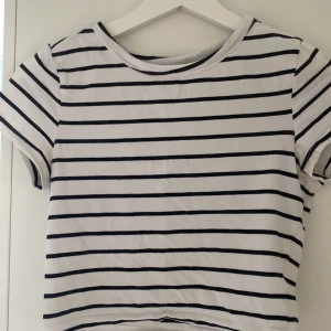 Randig t-skirt - En basic t-skirt. Passar till mycket. Storleken är S men passar ner till 152! Beror på vilken passform man vill ha! Har samma i svart som jag också säljer!