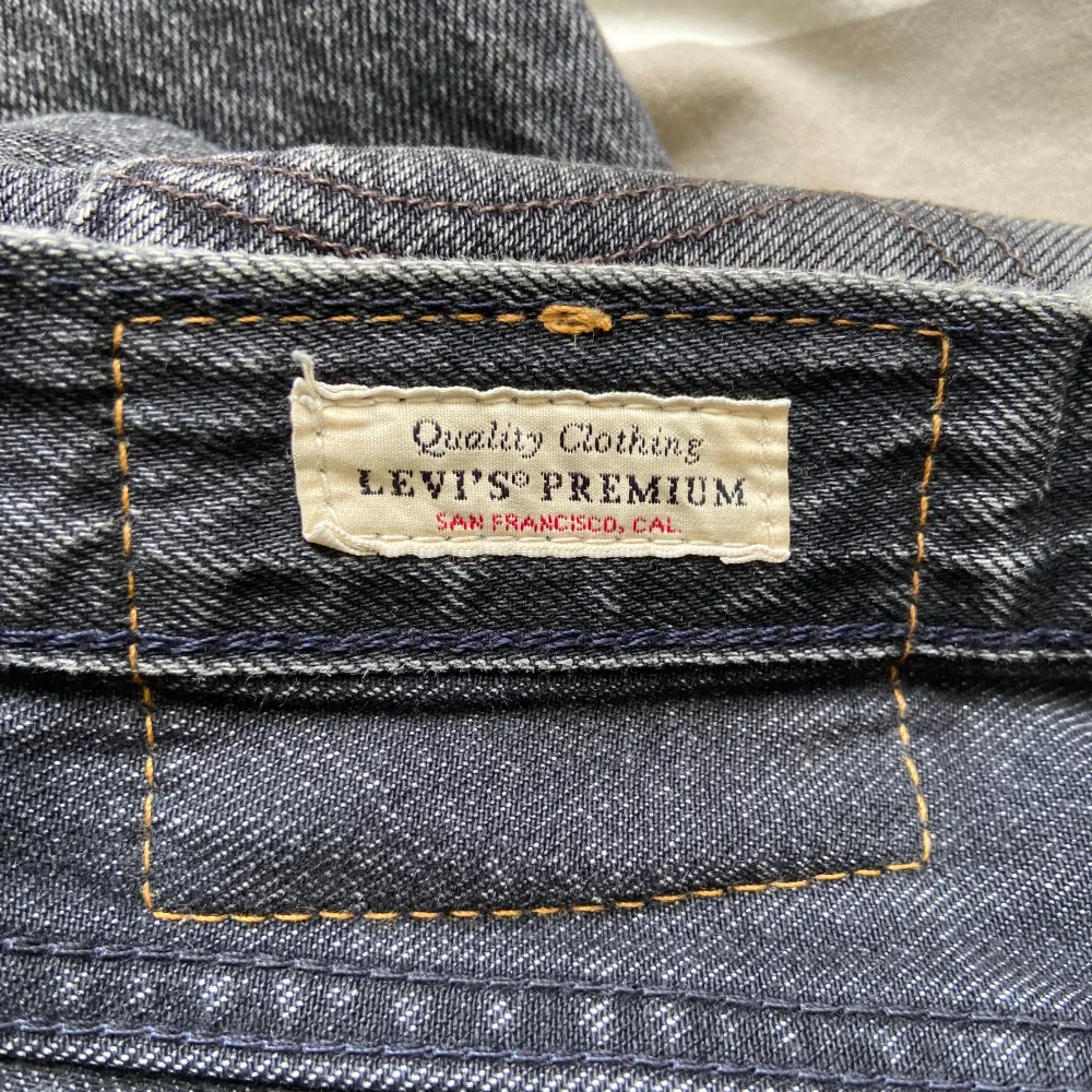 Levi jeans 501 W 28 L 30. Använda helt okej mycket men skulle påstå att de ser bättre ut använda. Kvitto finns. Orginalpris 1099 kr.  För mer bilder eller frågor är det bara att fråga. . Jeans & Byxor.