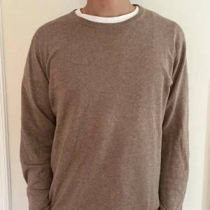 Paul and friends stickad tröja - Beige Paul and friends stickad tröja kashmirblend med bruna armbågslappar. Inga täcken på användning