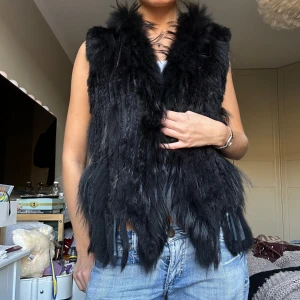 Päls väst - Så sjukt fin väst köpt vintage i äkta päls, jätte fin att ha över en topp men också tjocktröja🫶