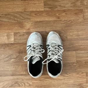 Sneakers  - Jättesnygga sneakers som liknar new balance, köpte på plick men säljer vidare då den inte kommer till användning. Kan behövas en tvätt men annars helt felfria! Storlek 39 och normal i storleken 💕