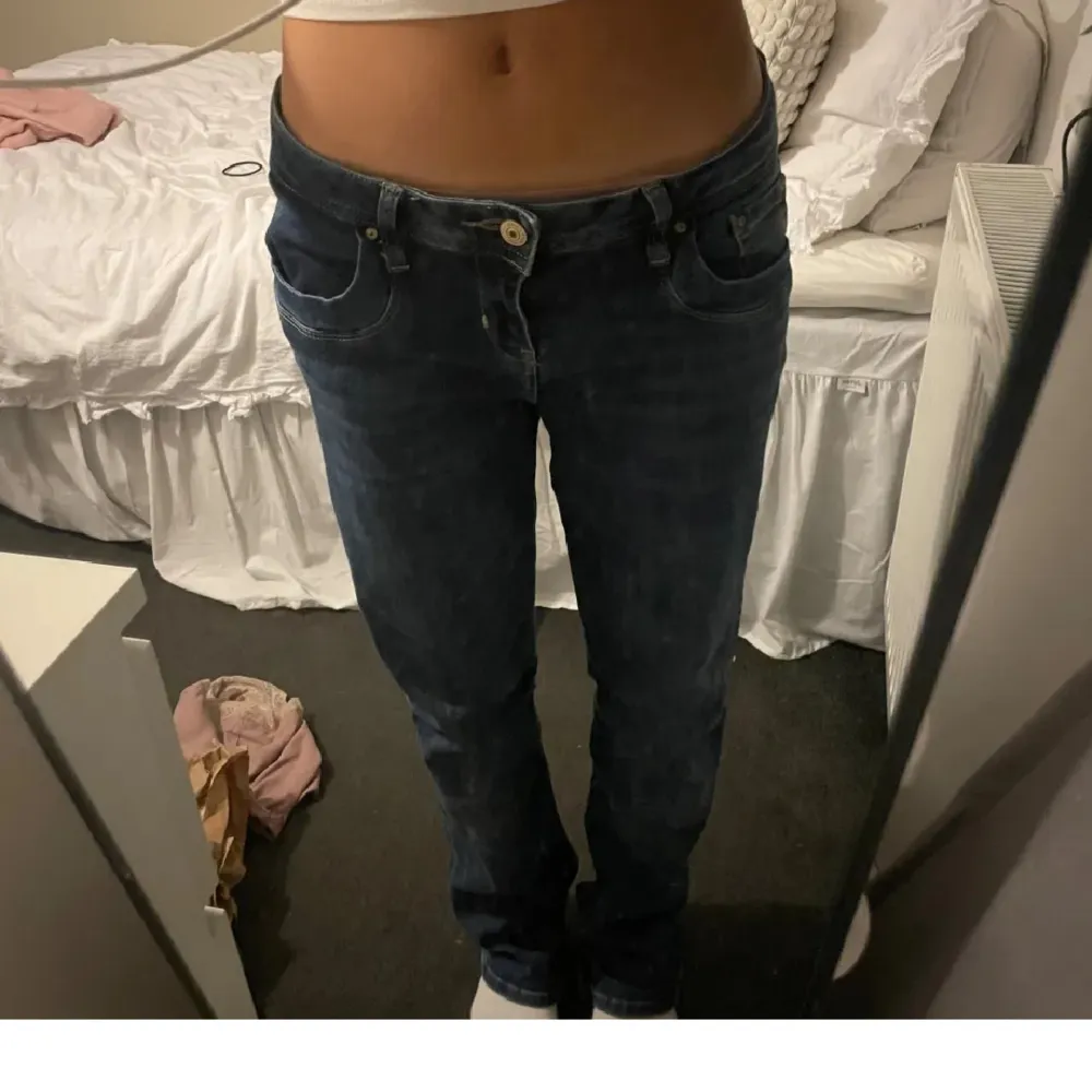 Superfina jeans ifrån ltb. I storlek w24 l30. Du ör i modellen valerie och lågmidjade och bootcut. Hör av er vid frågor.. Jeans & Byxor.