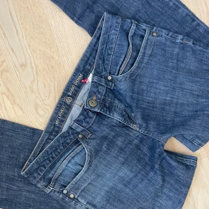 Lågmidjade bootcut jeans - I storlek W42/L32. Midjemåttet är 47cm tvärs över och innerbenslängden 79cm🫶