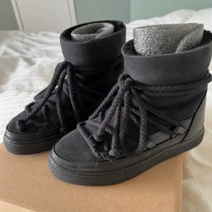 Inuikiis - (LÅNAD BILD) Intressekoll på dessa så fina svarta inuikki skorna som passar till allt! Bra skick, skriv för egna bilder. Nypris 3000kr, pris kan diskuteras 