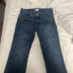 Bootcut jeans  - Köpta på Plick, får ingen användning för dom. Innerbenslängden är 80 cm. Sitter low waist👌🏻