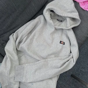 dickies hoodie grå  - Säljes mysigaste hoodien från dickies, stl large o på mig som har S sitter den oversize. Har en liten blå fläck (se bild) som jag inte vet om den går bort därav pris i övrigt fint skick!🩶 nypris ca 700:-