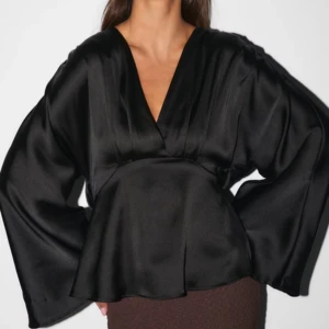 Fest blus - Säljer denna helt nya jättefina festblusen. Den har lapp kvar men orkar inte skicka tillbaka🩷