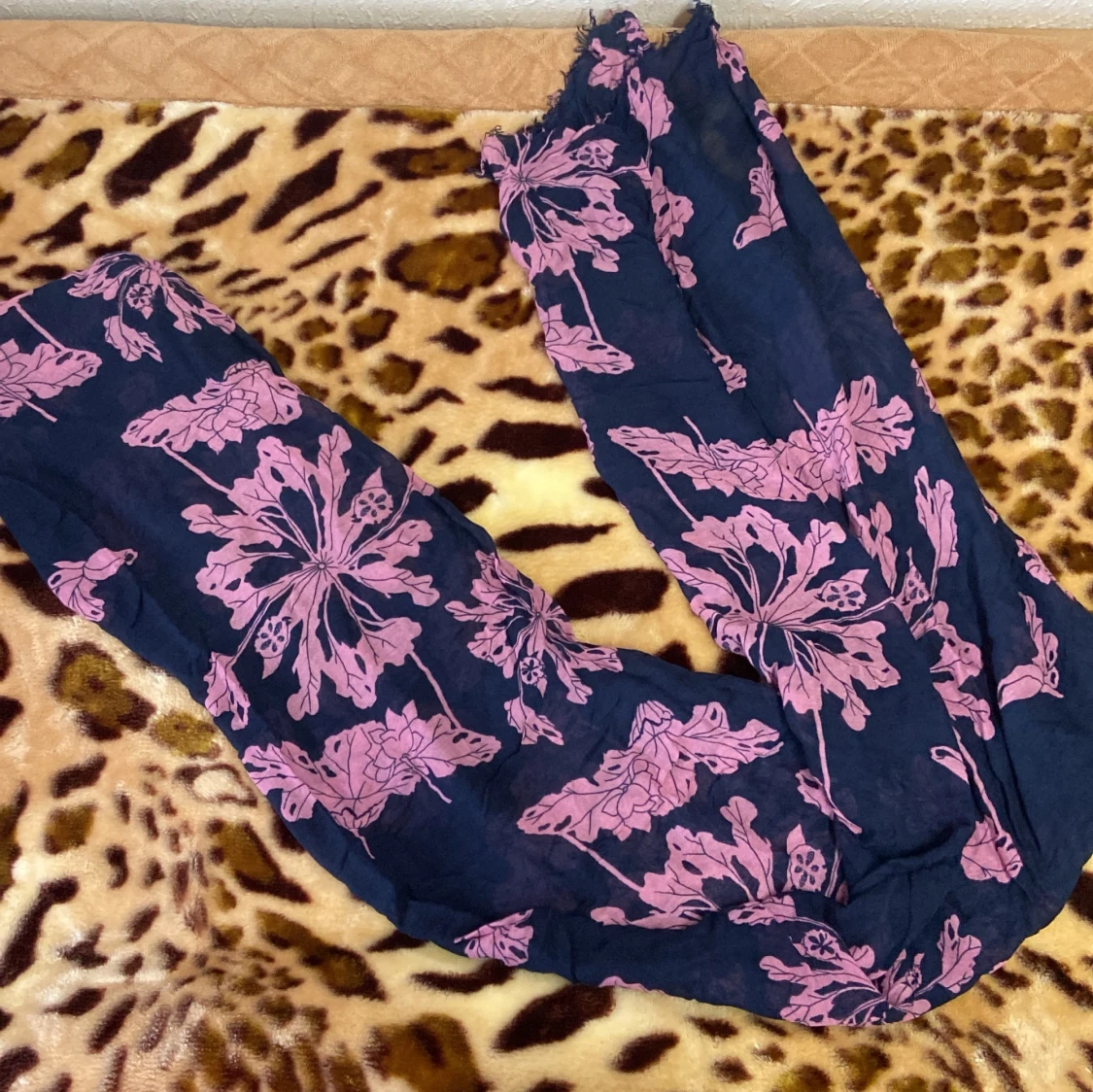 Blommig slöja i blått och rosa - 90