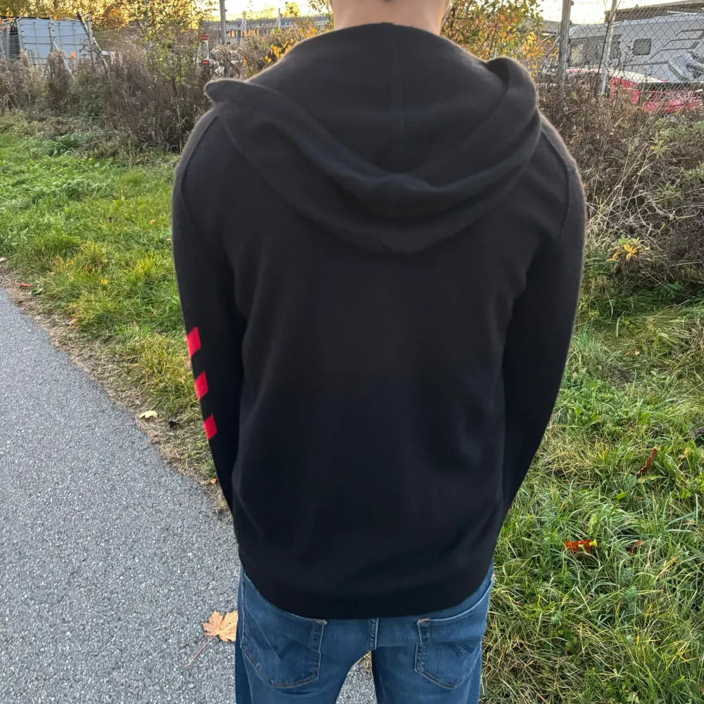 Tjena, Säljer denna sjukt snygga hoodien i 100% cashmere som är i väldigt bra skick och använt ett få tal gånger. Nypris på denna är 5000kr. Om du har några frågor är det bara och ställa. Passar som M.. Hoodies.