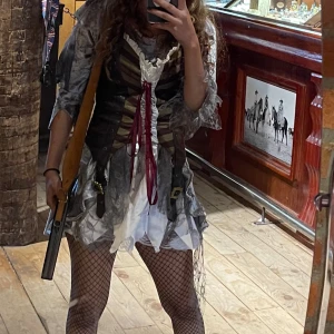 Halloween pirat sexy väst/ korsett  - Säljer en unik brun korsettväst som är snygg och sexig! Använd en gång i High Chaparall. Perfekt för en temafest, halloween eller cosplay!