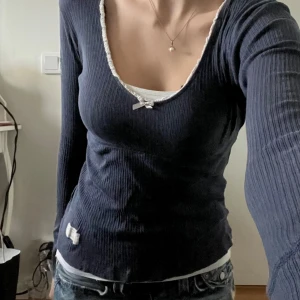 Mörkblå odd molly topp - Mörkblå odd molly topp! Superfin och i bra skick!❤️Storlek 1, typ som en S.