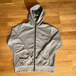 Ralph Lauren zip - Tjena! Säljer en Ralph Lauren zip i bra skick, inga defekter. Storlek M. Tröjan är stilren och enkel att matcha med olika outfits. Hör av dig för mer info eller flera bilder. Nypris: ca 1500kr. Mitt pris:399kr  Mvh C.W  