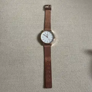 ”Daniel Wellington” klocka i använt skick, ej äkta🫶🏻 Behövs bytas ett batteri