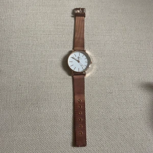 Daniel Wellington klocka - ”Daniel Wellington” klocka i använt skick, ej äkta🫶🏻 Behövs bytas ett batteri