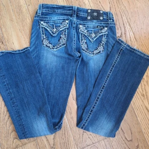 Low waist, bootcut MISS ME JEANS - Low-waist, bootcut miss me jeans, använda ett fåtal gånger. Säljer då dem inte passar