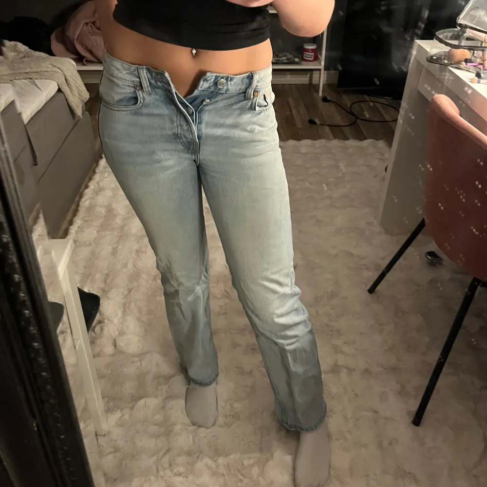 Snygga ljusablå jeans från weekday. I storlek W26 L30, dom är små för sin storlek så de skulle faktiskt passa nån med en eller två mindre storlekar!🩵 Midwaist Straight. Jeans & Byxor.