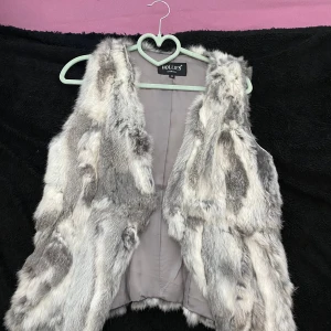 HOLLIES/ hollister - Väst - STOCKHOLM Äkta päls, aldrig använts! Pris kan diskuteras