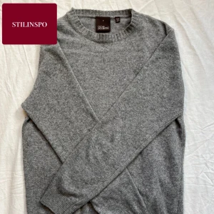 Oscar jacobson kashmir tröja - Skitfin tröja från oj. Kashmir blandning av bästa kvalitet. Ytterst små tecken på användning. Mörkgrå i färgen, perfekt när det börjar bli kallare!! Obs små defekter (pm)😊