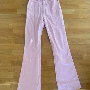 Rosa jeans - Jättefina utsvängda rosa jeans!💕