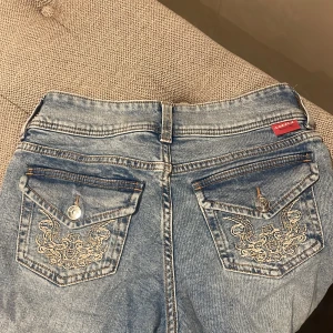 Lågmidjade jeans hm - Bootcut lågmidjade jeans från hm med fina detaljer på fickorna. Storlek 34 men lite för korta för mig som är 167. Skriv för bilder på även om dem är för små🫶