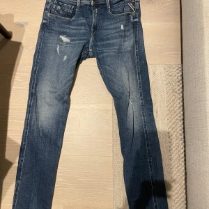 Replay anbass jeans - Schyssta replay jeans, ljusblåa me sköna slitningar STRL 29/30 passar ungefär 167-177 Inga defekter hål eller liknande Bara att dm:a om ni har några frågor. Jeansen kommer kunna skickas 9/11