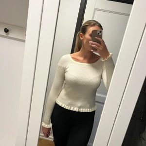 Finstickad topp med volanger  - Jätte söt topp som är stretchig och bekväm. Lite nopprig, främst på ena armen (se bild) men inget jag har tänkt på när jag haft den på mig. 