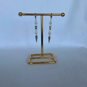 Örhängen  - Finns i guld och silver. Köp för 119kr/st Eller 189kr/ paret. Modell 157 Smyckes ställningen finns även att köpa för 299kr!