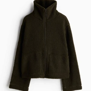 Ny mörkgrön pilejacka teddyjacka H&M - Ny med tags. Mörk khakigrön heter färgen och är i storlek M. Ganska liten så om du vill ha plats för tjocktröja under bör du normalt inte vara större än S. Från HM. 