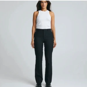 Kostymbyxor Wilma Bikbok - Jättefina kostymbyxor i medelhög midja, ifrån Bikbok! Säljer även ett par i grå. Priset kan diskuteras!💕