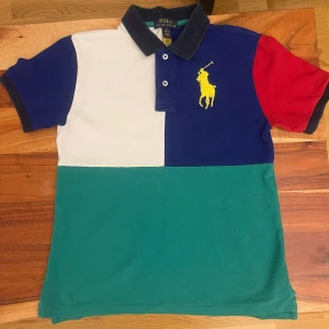 Polo tröja Piké - Använd, väldigt bra skick. Storlek Medium (10-12 år).